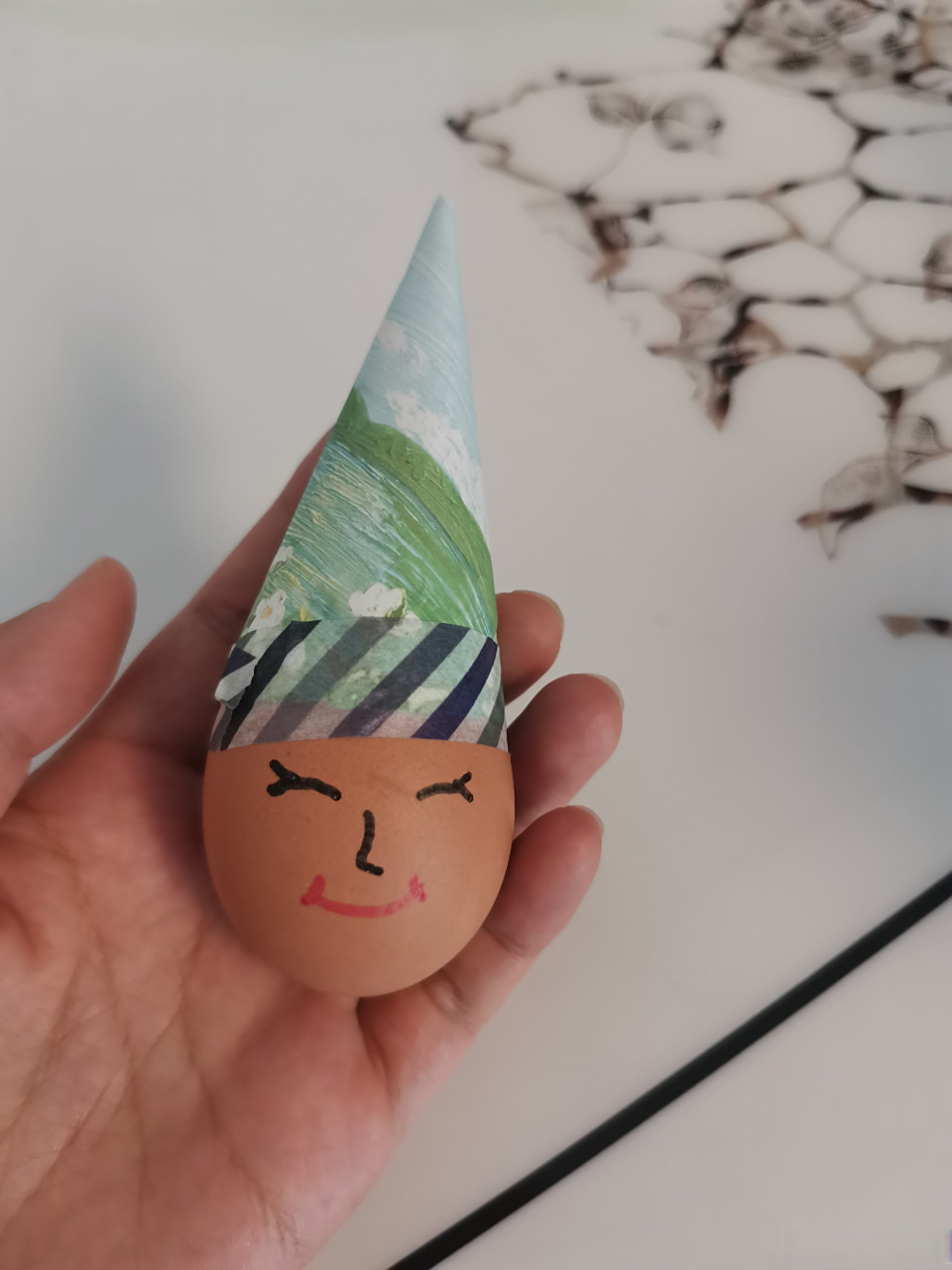 幼儿园这个周末的作业是用蛋壳做手工,我给竹子做了一个会倒的不倒翁.