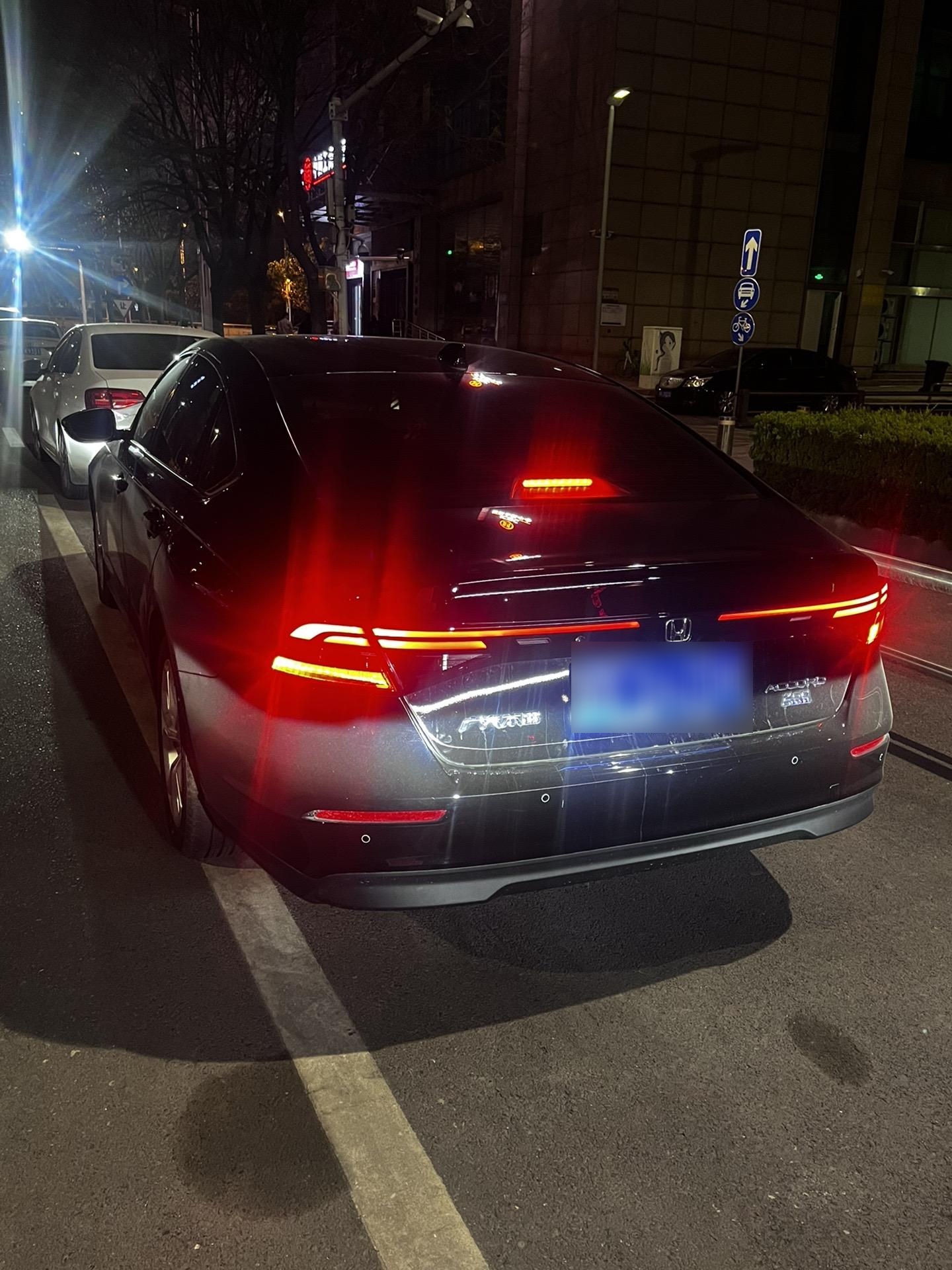 落地16万多,好多人说尾部车标太小不好看,可他让我