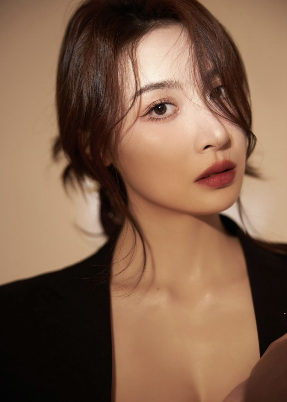 美女演员—"高启兰"隆妮 浙江温州姑娘隆妮突袭黑色低胸吊带裙外搭