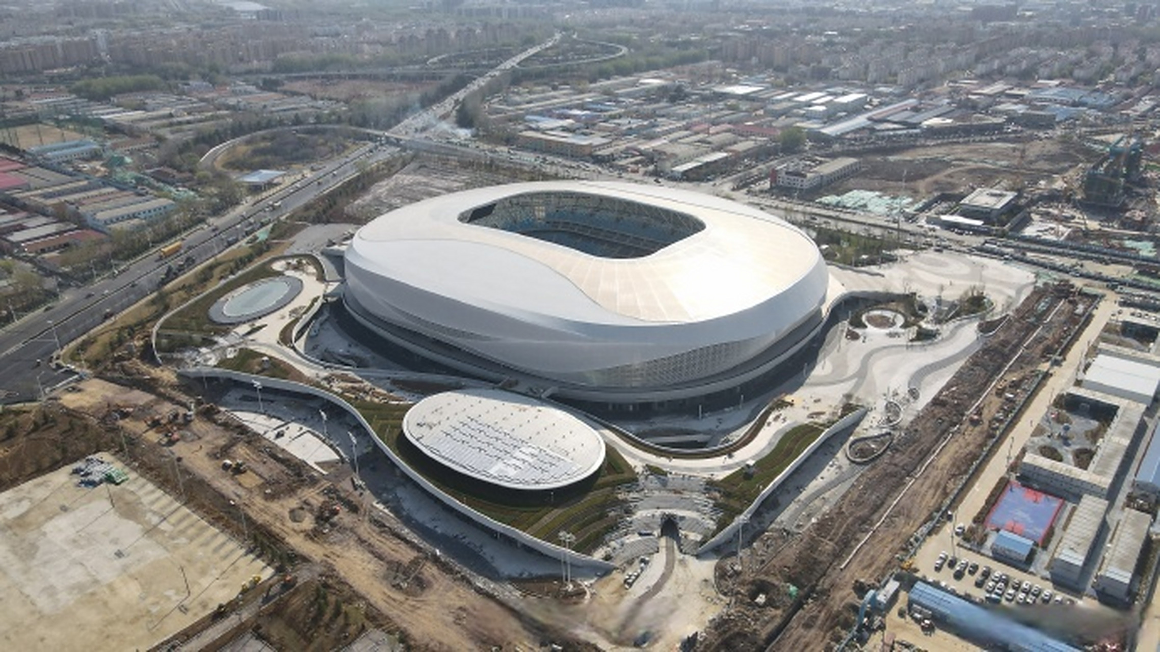 青岛青春足球场正式竣工#[送花花]】近日,由中国建筑集团有限公司旗