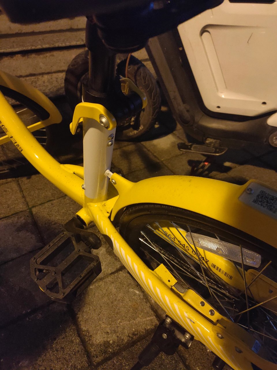 不懂就问:新版小黄车的车锁在哪里 黄篮子的美团新小黄车,关车的时候