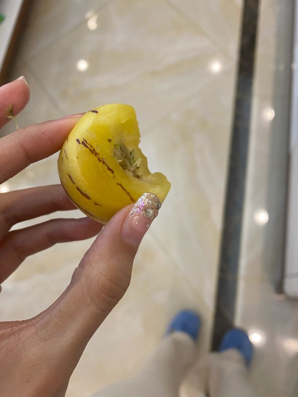 人参果里面发芽了竟然,还能吃吗 已经吃了一口了,不会中毒吧?