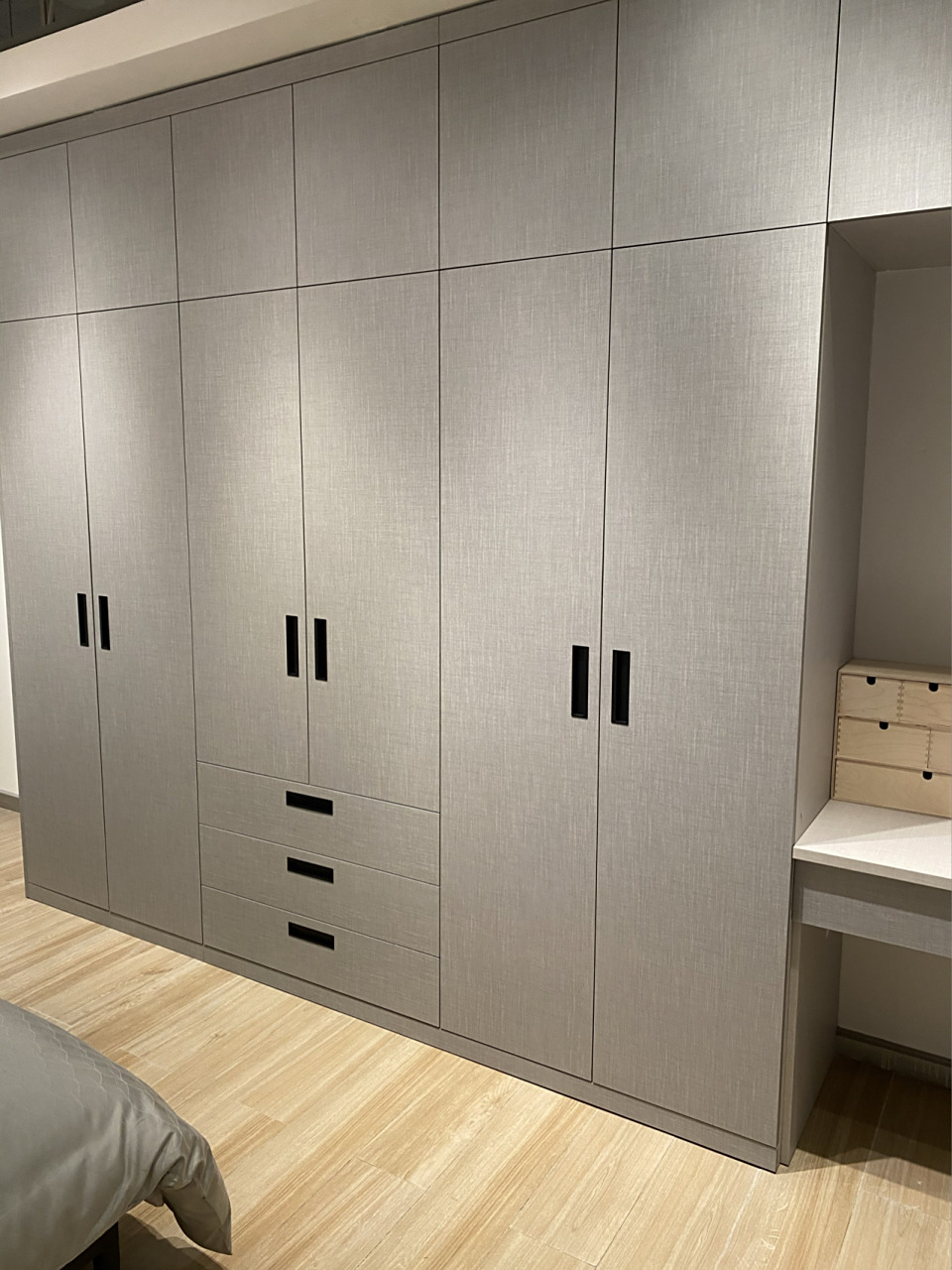 现代简约布纹衣柜 | 现场实拍 | 图三近景 浅布纹色只能搭配黑拉手