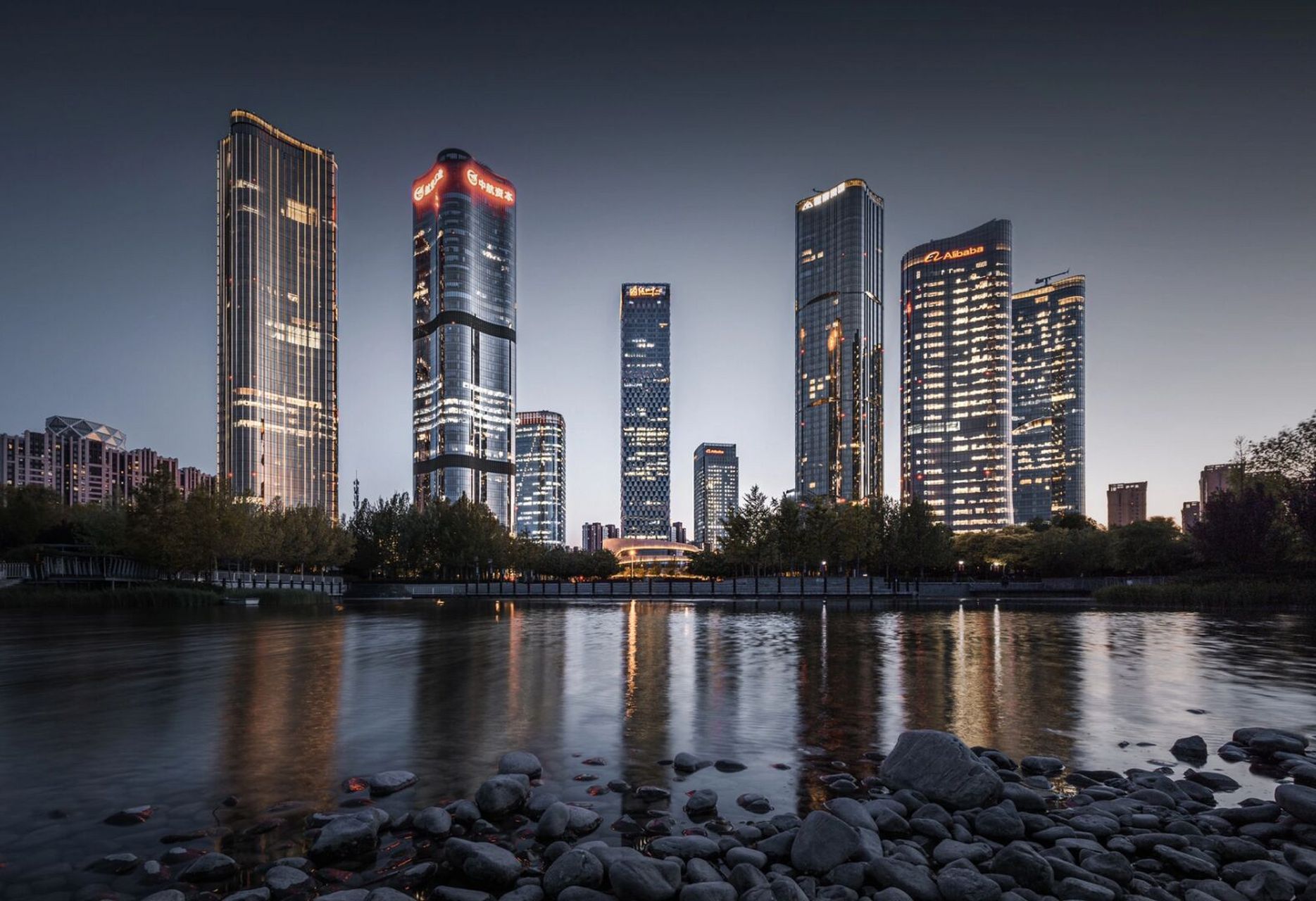 即将入夜的望京地标建筑群倒影在湖面上,质感十足.