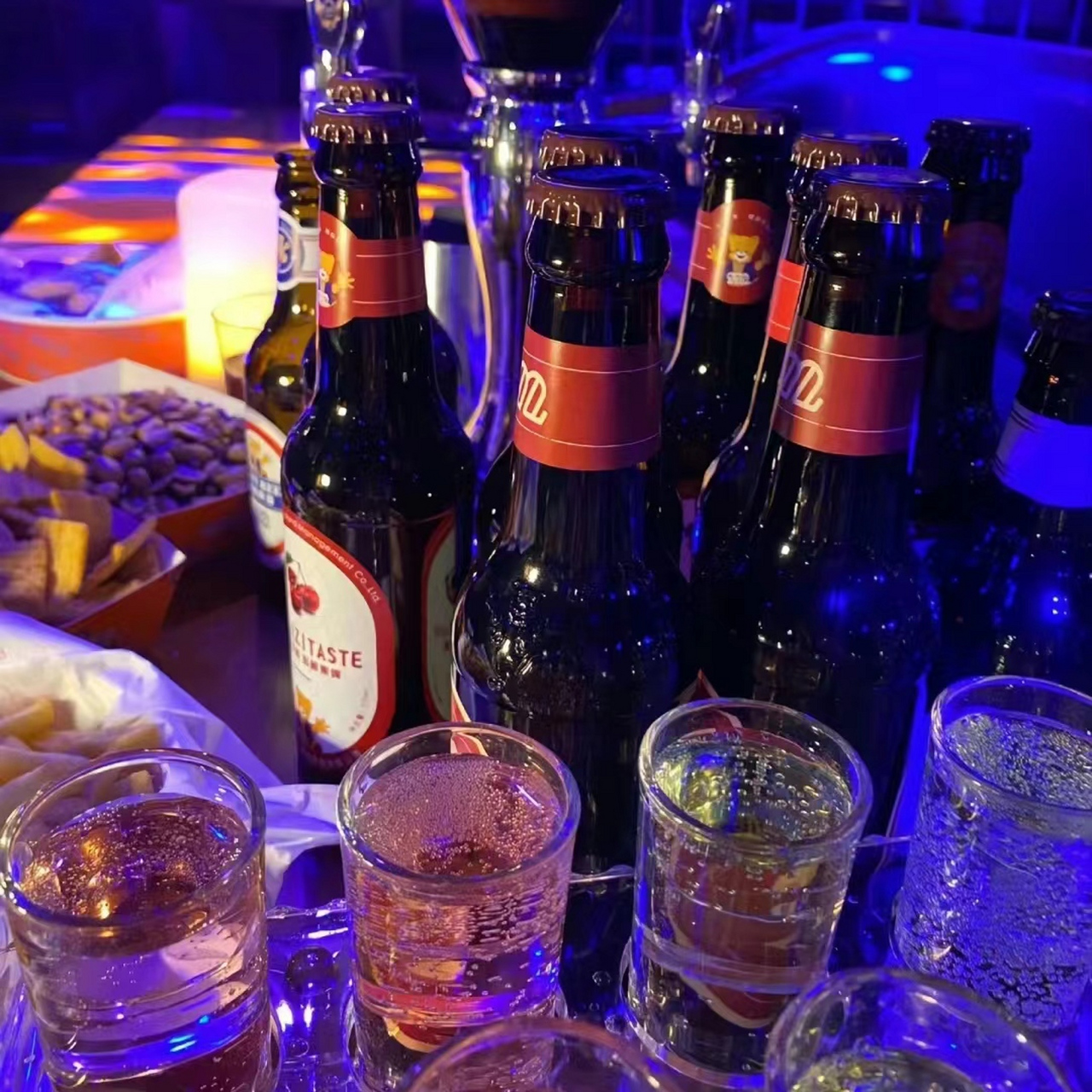 喝酒的图片真实照片 🍷夜色微醺,举杯邀明月,这杯酒,是故事与诗意的