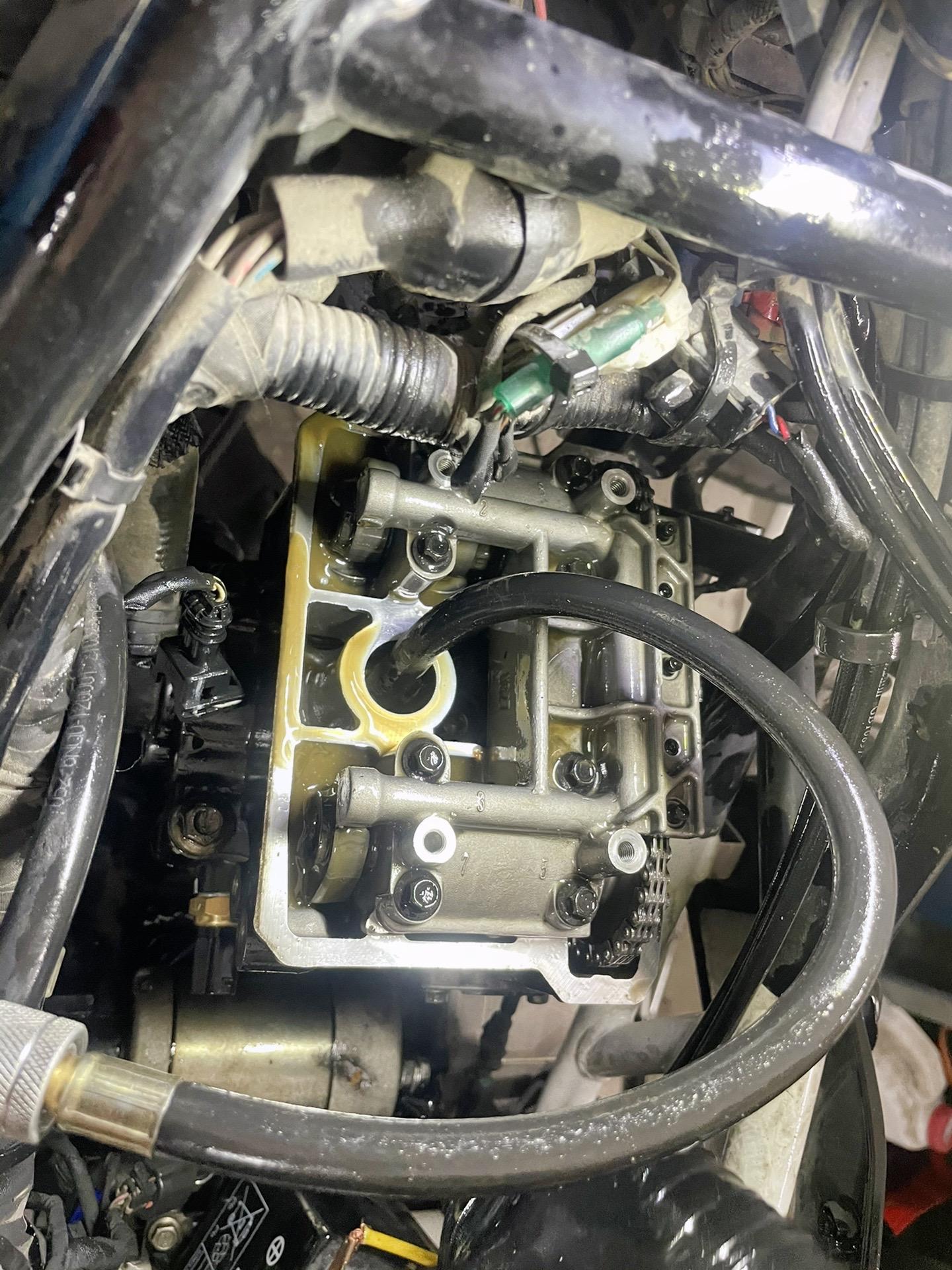 250sr发动机密封垫高温老化导致防冻液与机油混合乳化,更换发动机密封