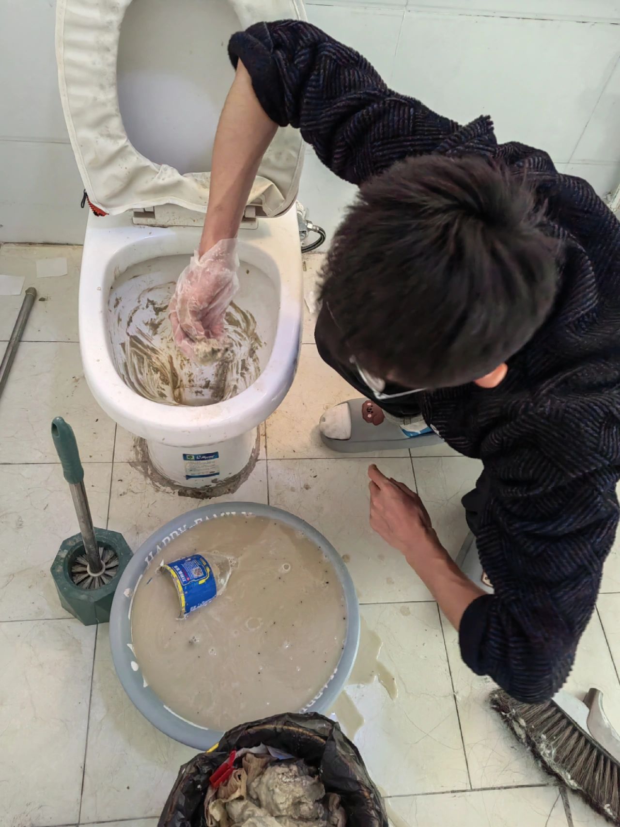 猫砂堵了马桶,采用了最笨但又超有效的办法