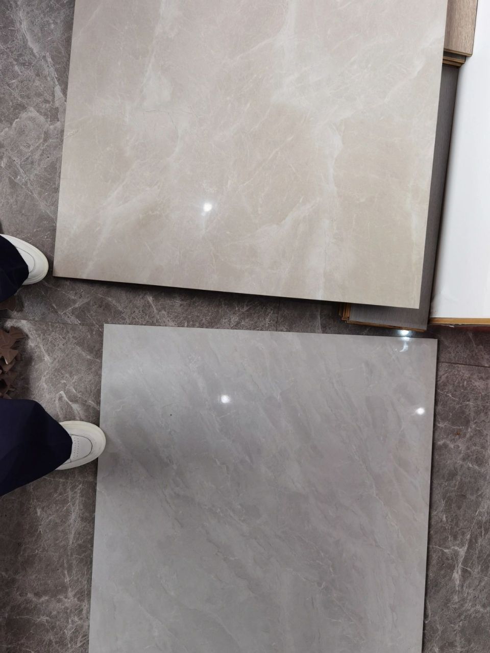 求瓷砖颜色到底选米黄还是浅灰 今天去看了瓷砖,设计师选浅灰,我第一