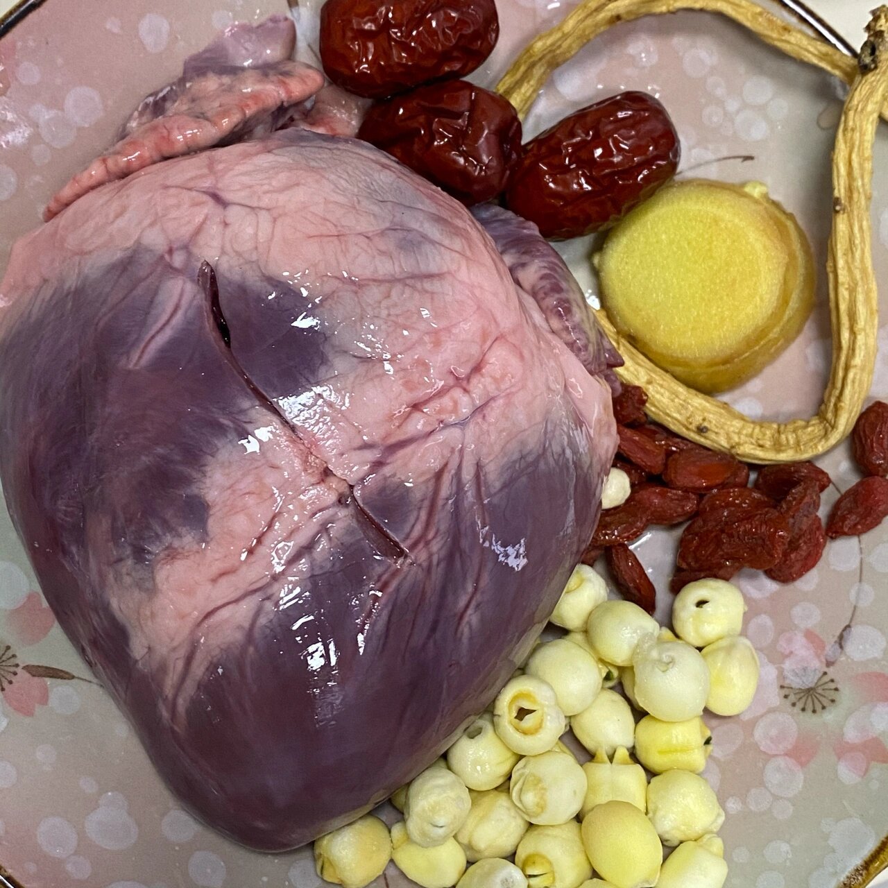 猪心莲子党参汤|养心安神 赶走失眠 材料:猪心半颗(还有半颗拿去炒菜