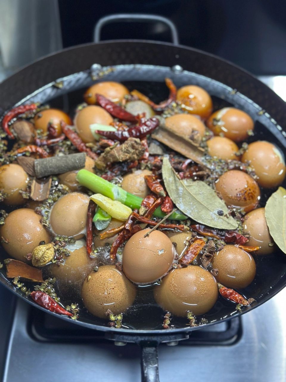 麻辣毛蛋 毛蛋清洗干净放锅里加水没过毛蛋 加了点高度白酒,辣椒92