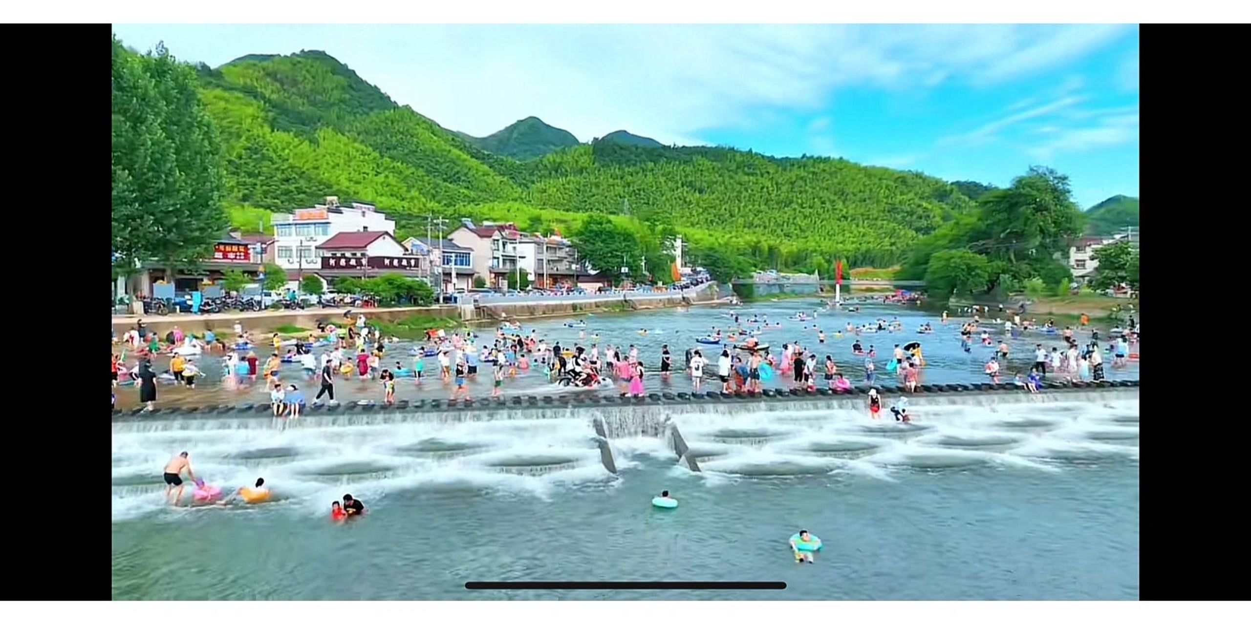 安徽省宣城市泾县蔡村镇月亮湾风景区 月亮湾风景区位于离泾县县城18