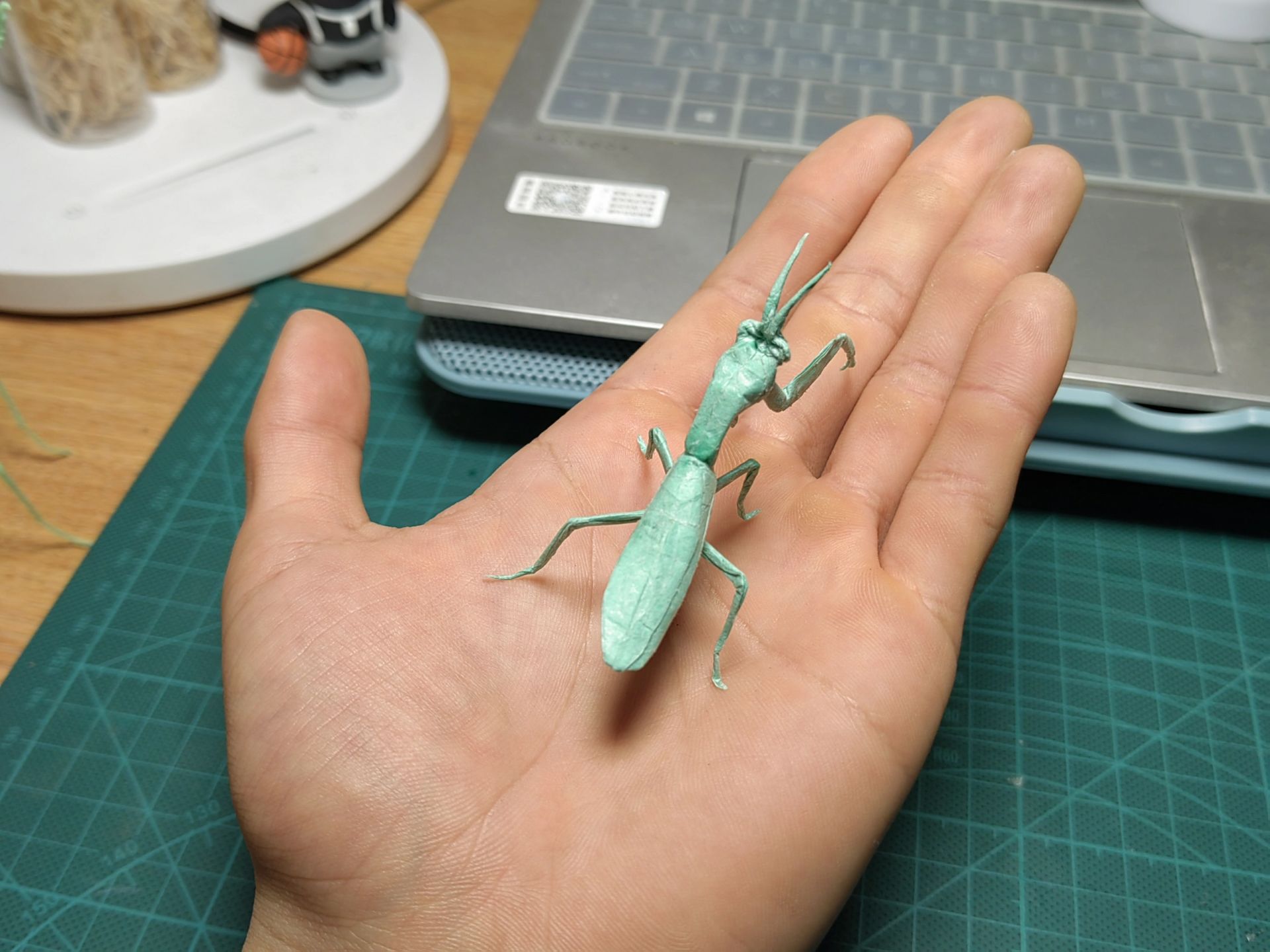 超可爱逼真的折纸螳螂