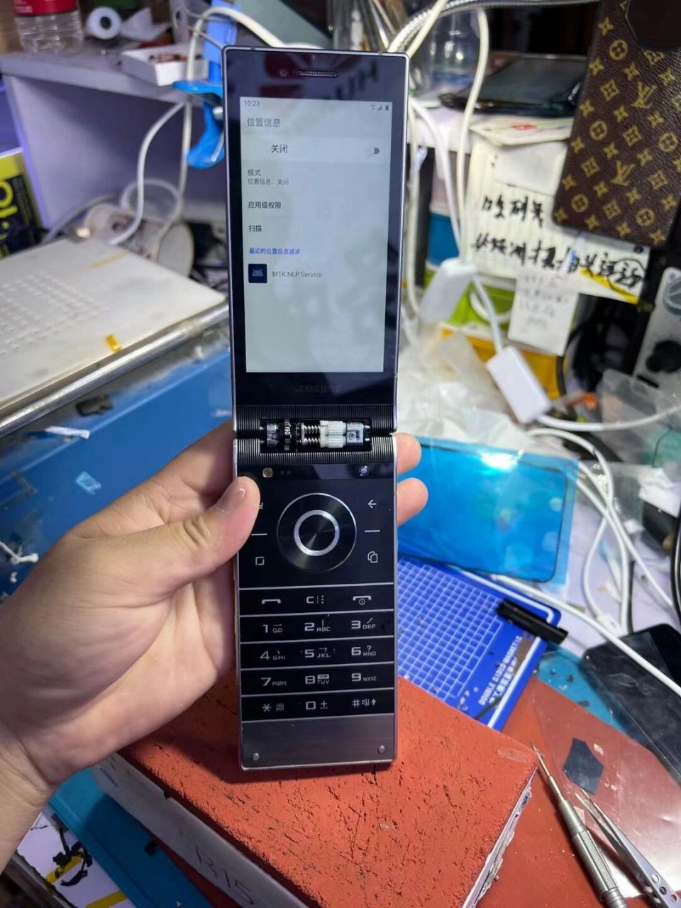 客户花三千多在网上买了个三星w2019,真的是90