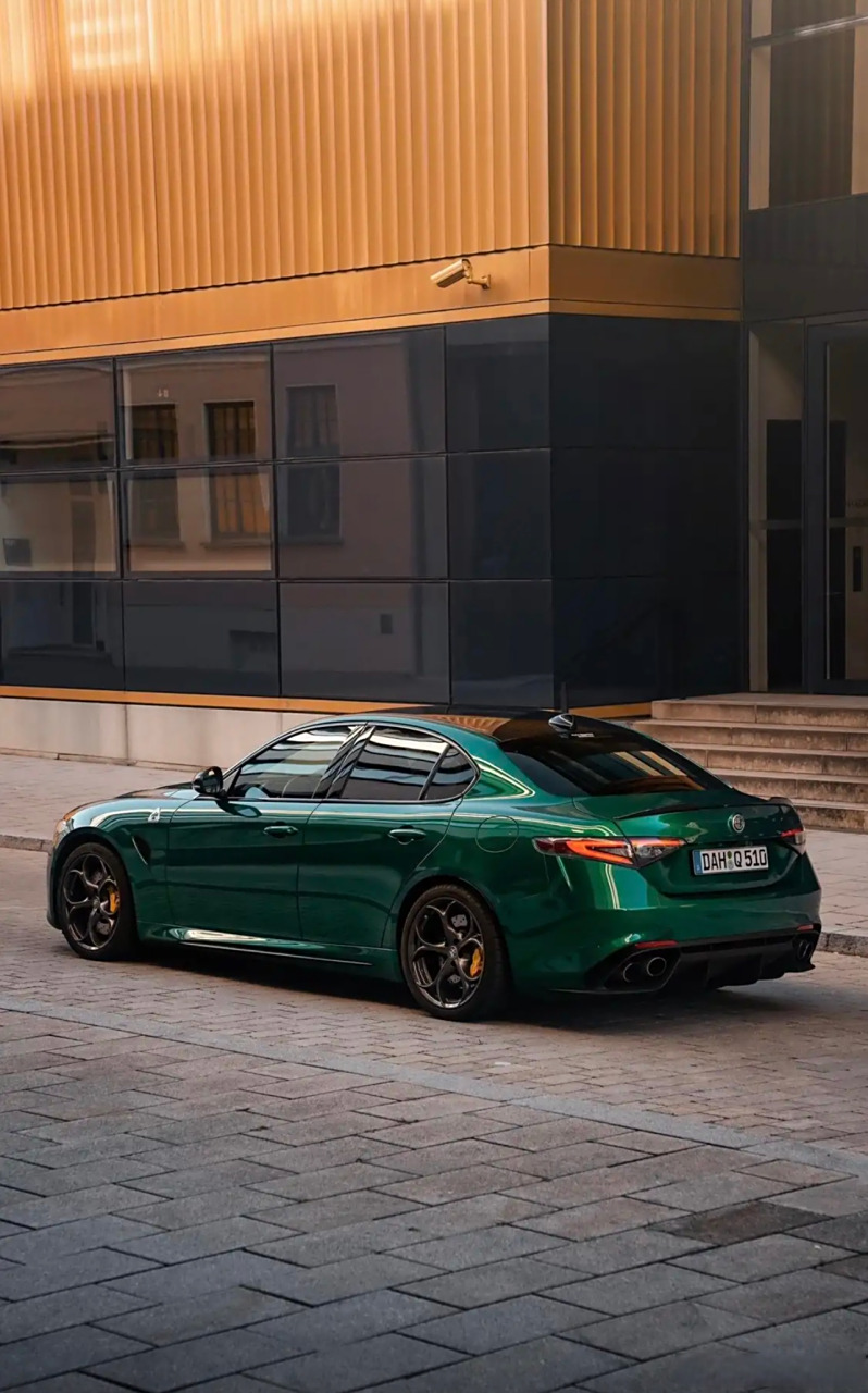 豪车超跑#阿尔法罗密欧giulia,四叶草版本裸车价现在落地不到90万买 