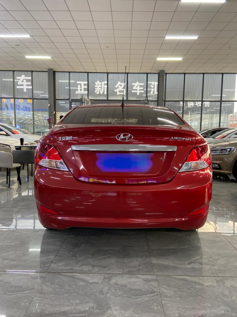 13年瑞纳,1.4l自动挡,靓红色.省油,耐用,现代最保值,耐用的小汽车.