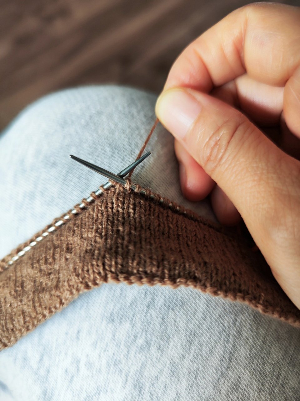 手工编织羊绒裤老式毛裤后腰后翘的织法详解 双层裤腰合并完成后,织