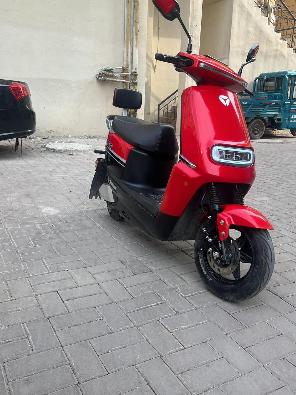 雅迪冠能e6电动车,搭载的60伏五块大电池,巡航最低四五十公里.