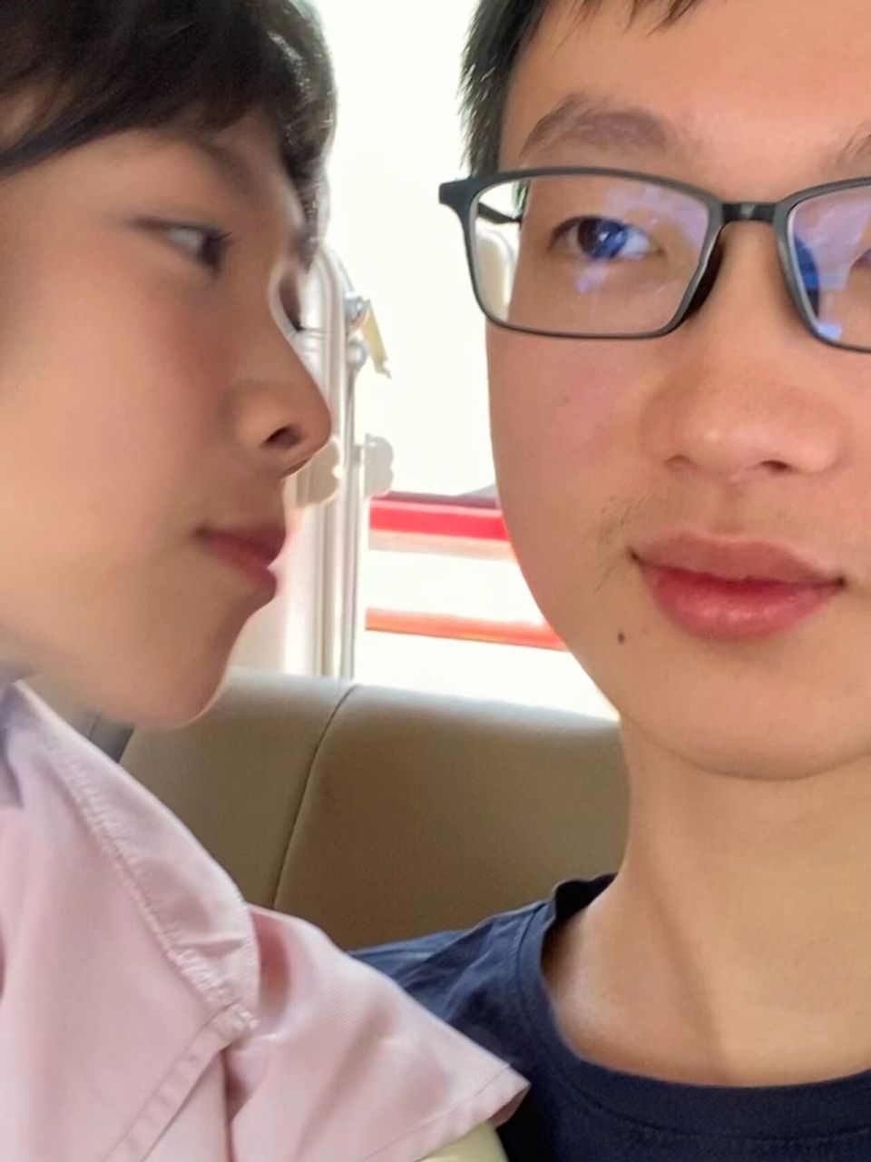 live图记录下亲亲瞬间男友表情的微妙变化 hhhhhh他真的超级腼腆一人