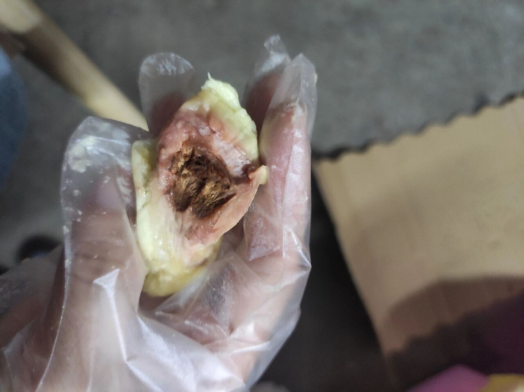 刚刚开的榴莲,肉是黄色的,芯那块棕色的,质感是硬的,不是软的,我扣