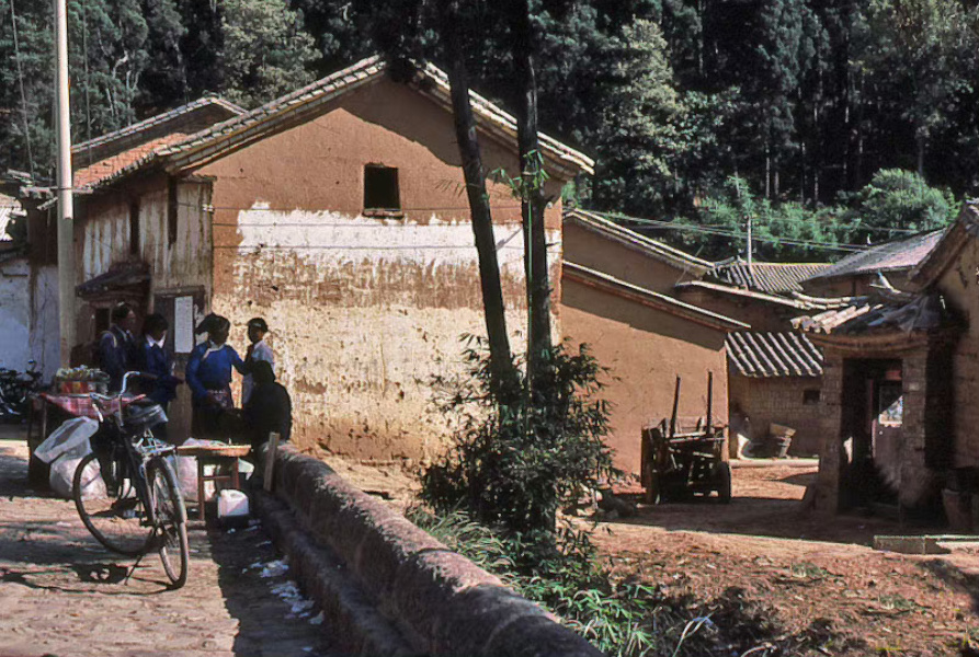 1983年的云南省昆明市金殿风景区旧影 摄影:出目里·利吕井 不知道