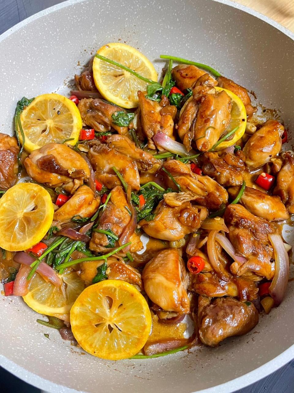 鲜嫩多汁的鸡腿肉夹杂着柠檬的清香 简直清新爽口!