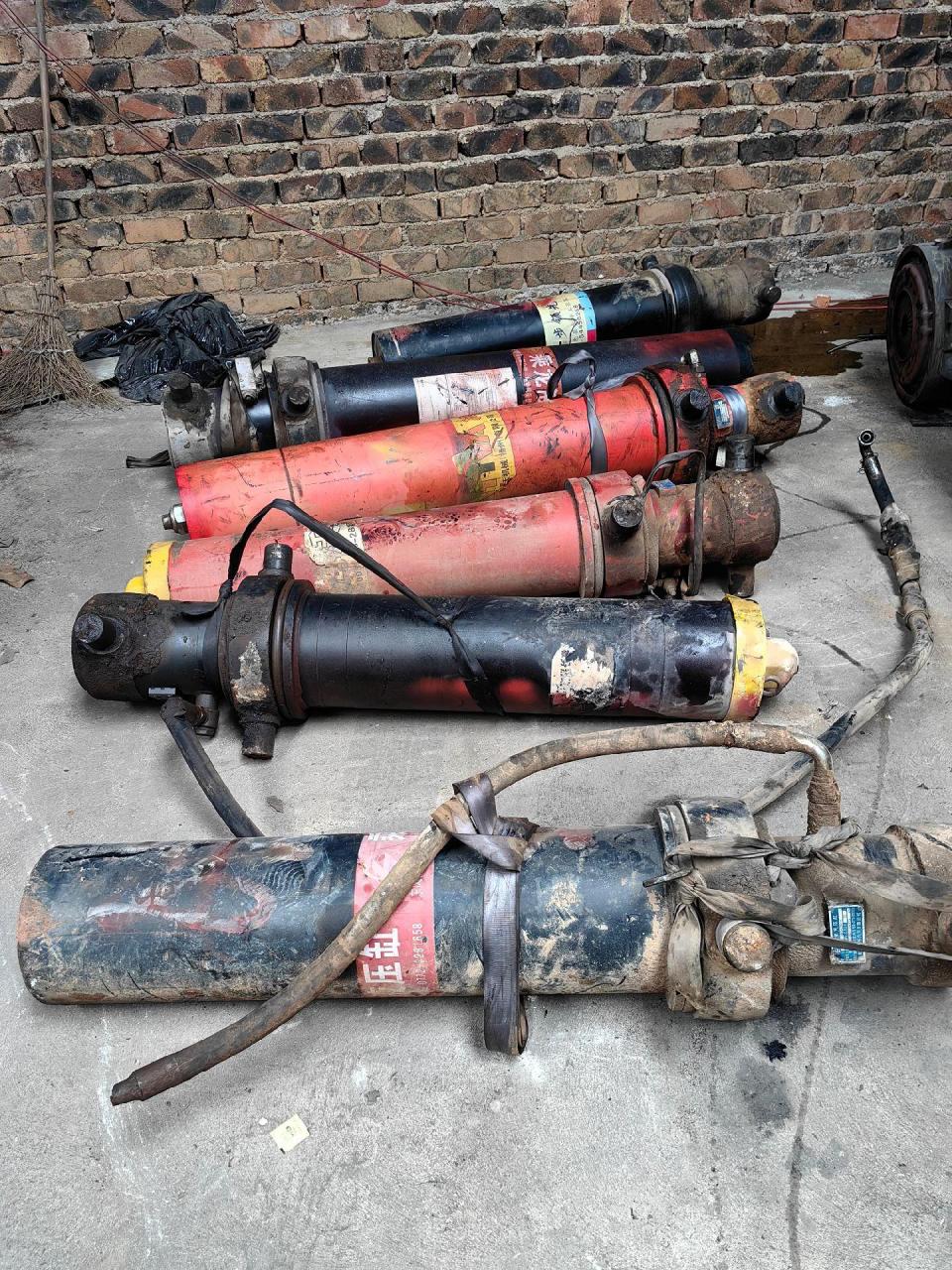 后八轮油缸,到货几条翻斗车液压油缸有后八轮,有前四后八车型