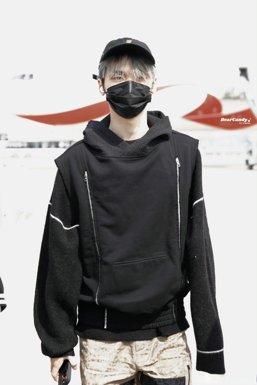 严浩翔到达北京路透#严浩翔今日份机场路透来了,录制结束回北京煽课