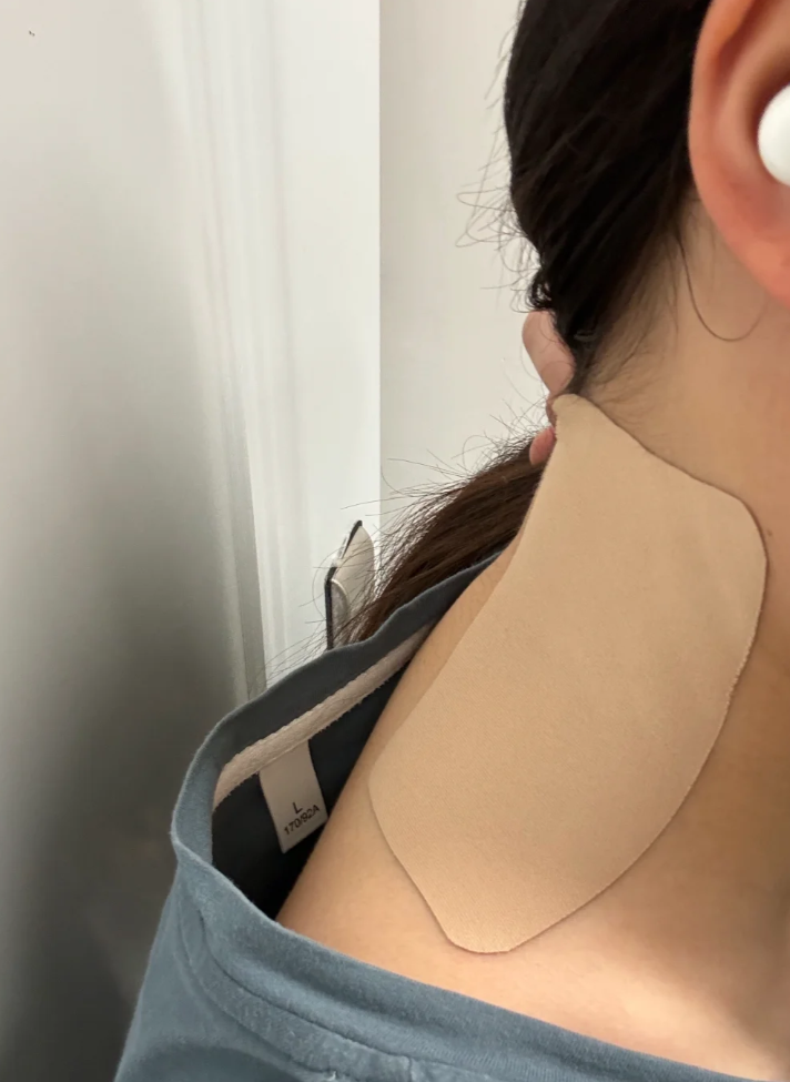 摔倒后脖子一侧有拉扯感,可能是外伤引起的,也可能是本身有肩周炎