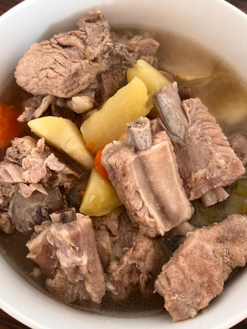 清炖排骨 1.排骨冷水泡半小时 2.