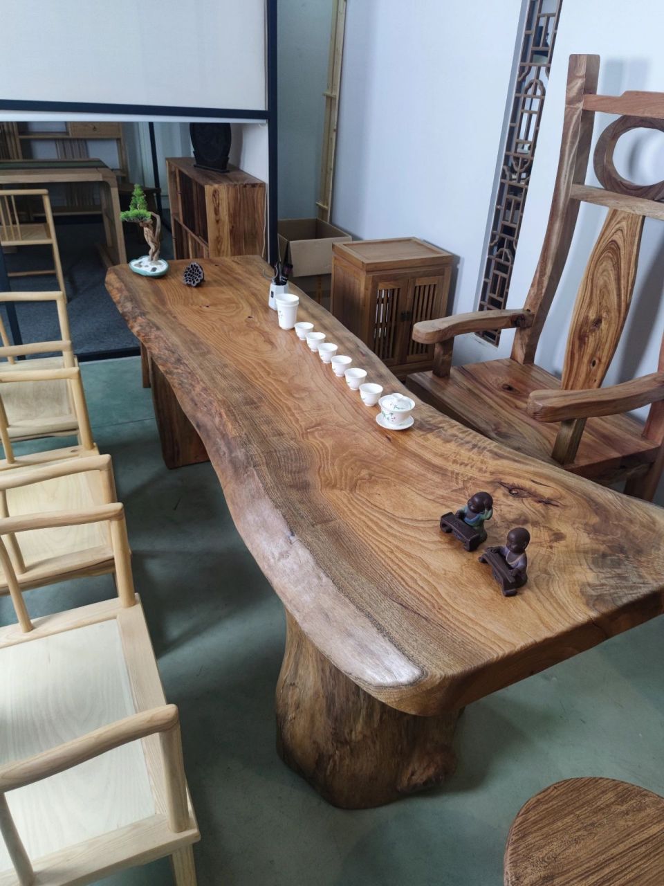 香樟木实木茶桌 香樟木家具的木质无比细密,所以它的质地就很坚韧,不