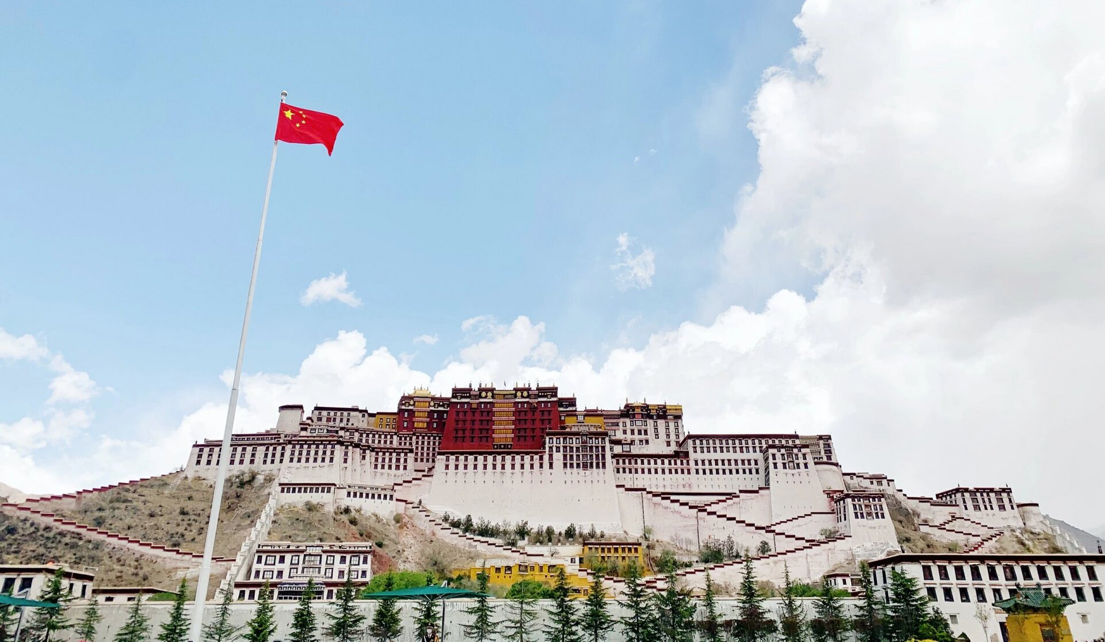 布达拉宫  五星红旗下的布达拉宫