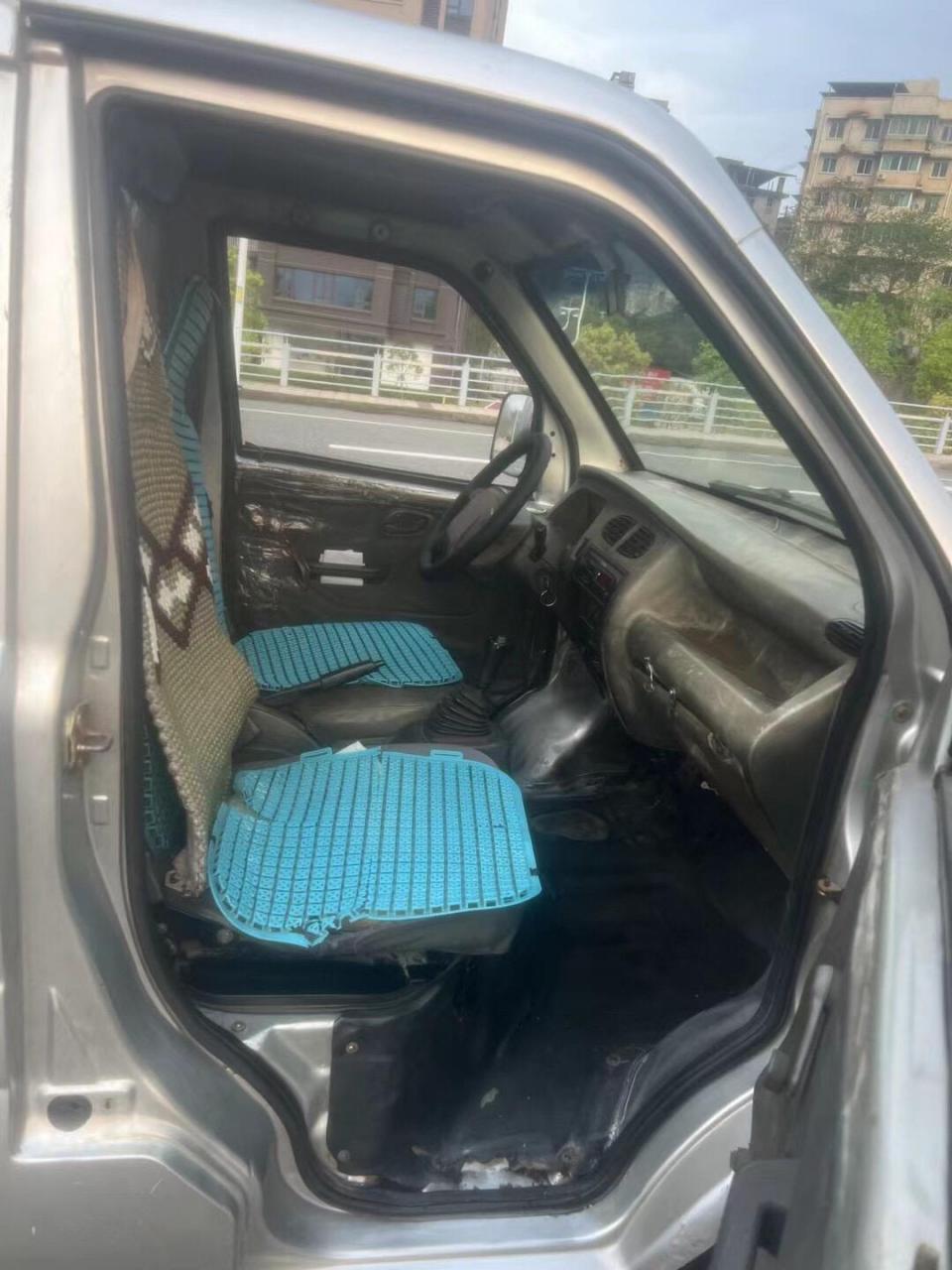 单排小卡:2011年4月,东风小康k01,货箱:长2.45 x宽1.55米.