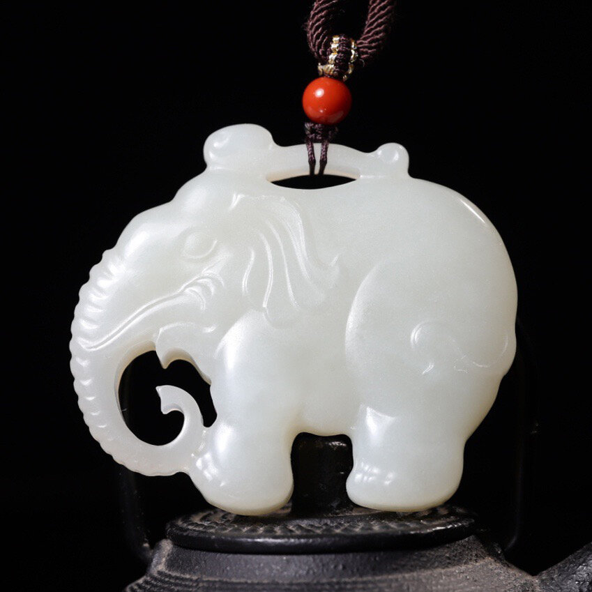 天然新疆和田玉大象吊坠