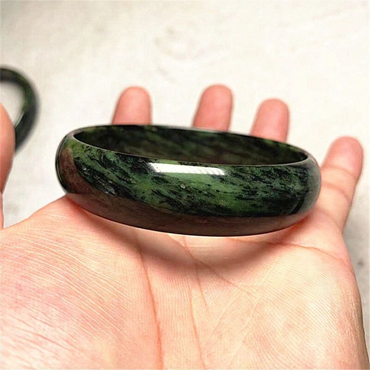 藏玉药王石手镯圈口齐全 药王石含有多种对人体有用的金属元素和微量