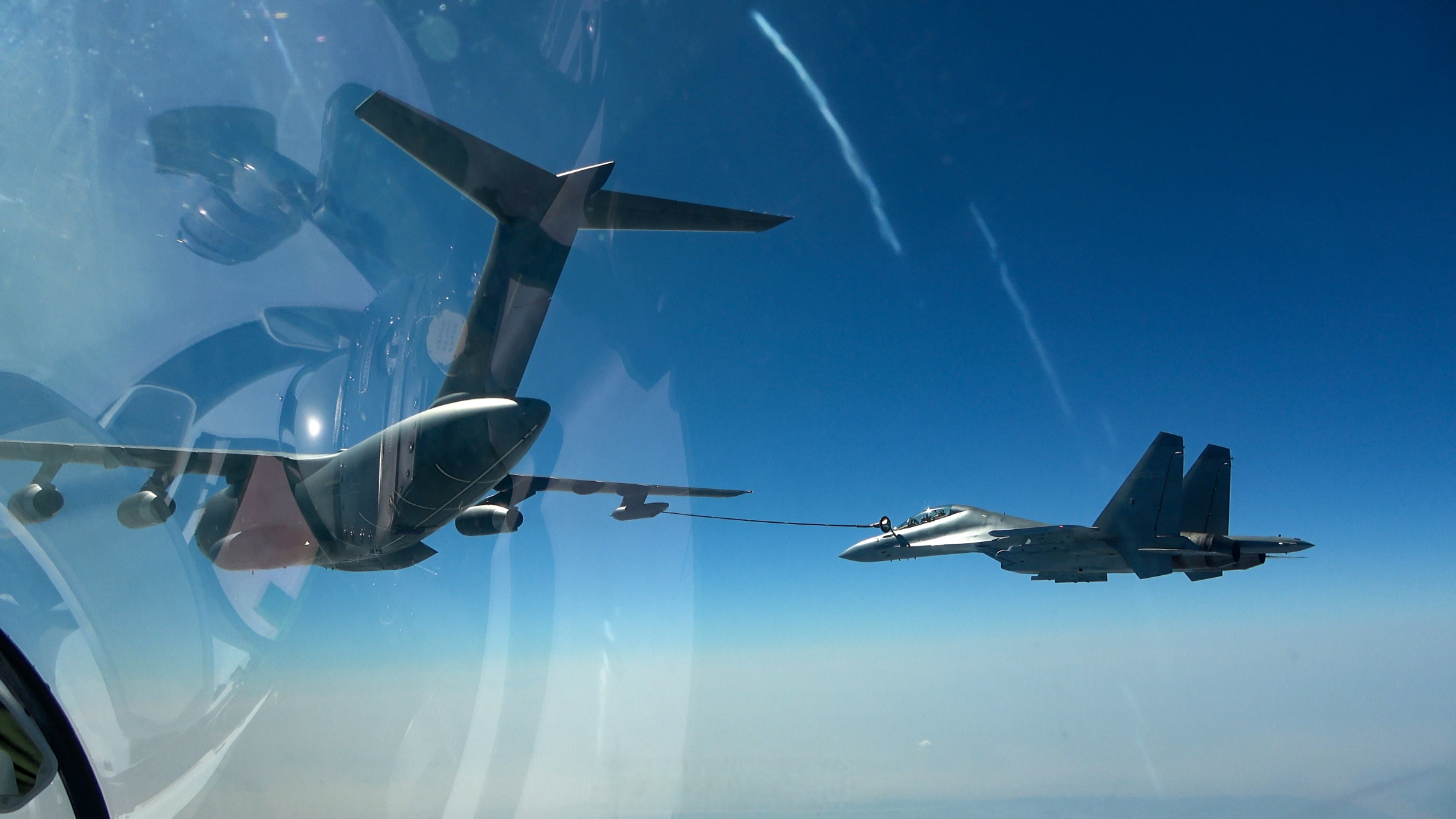运油20歼16空中加油#】近日,东部战区空军航空兵某旅数架战机振翅升