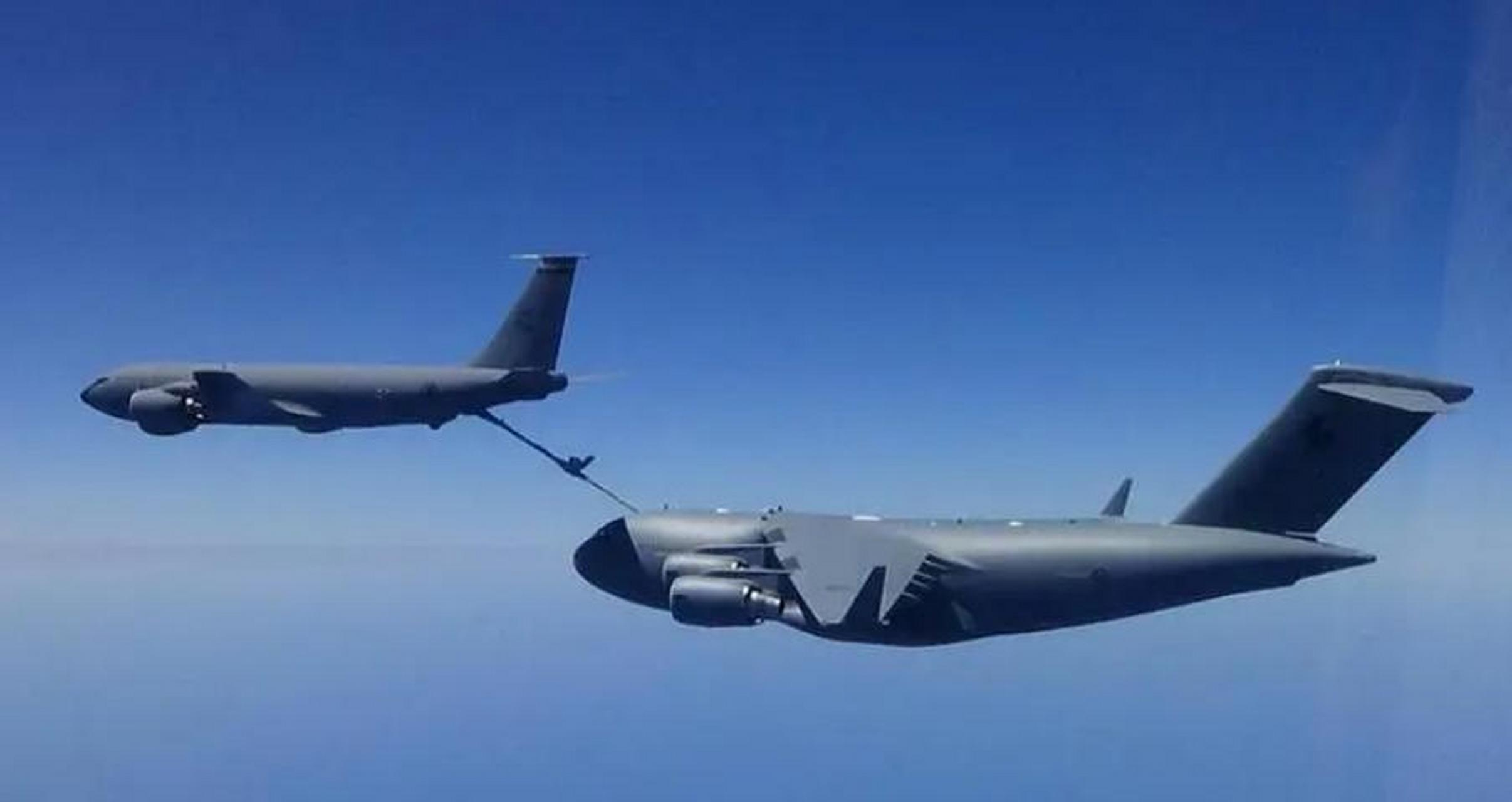 下组图是kc-135空中加油机给美国空军大型飞机加油照片,尽管kc-135最