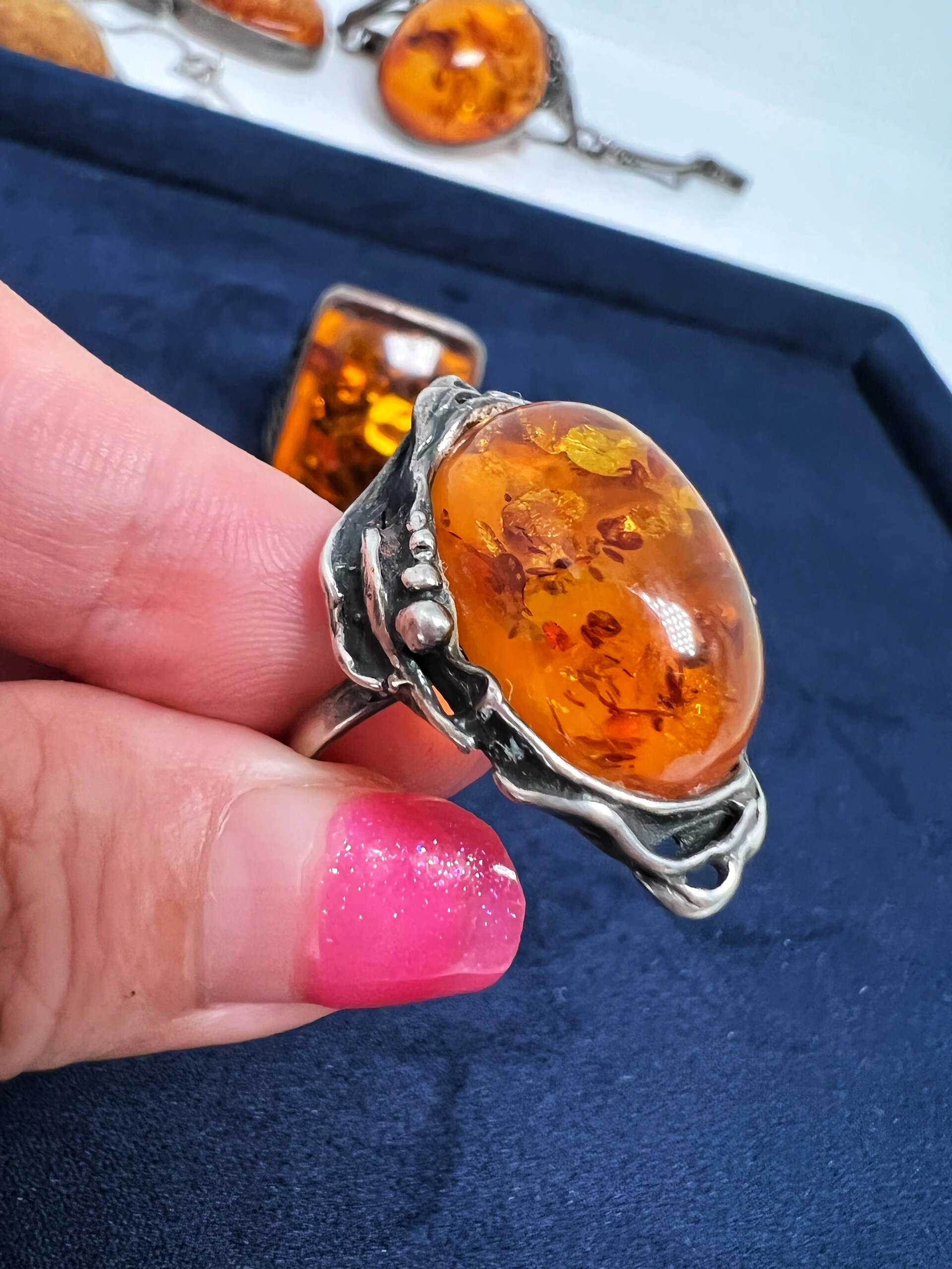 德国中古老琥珀珠宝,哪种品类最好你知道吗?