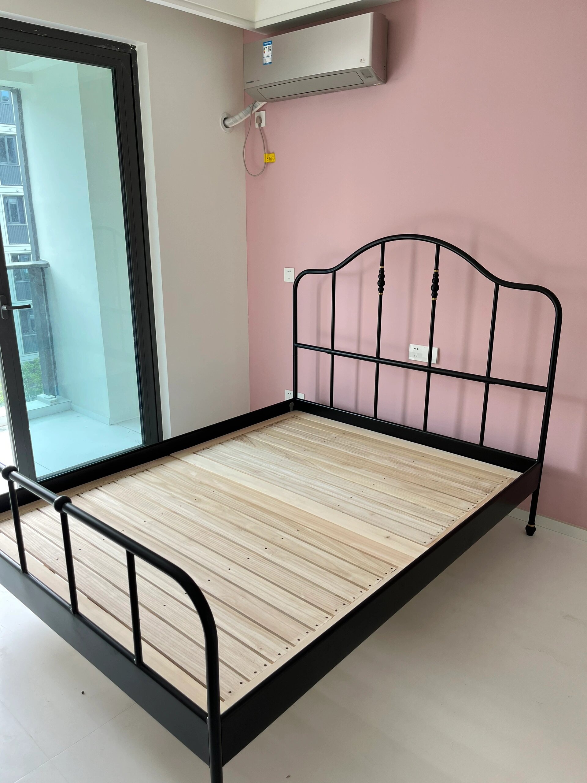 儿童房的宜家铁艺床