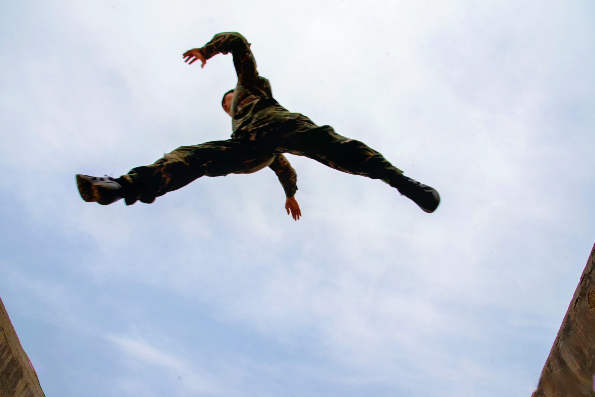 带你沉浸式体验军人运动会的热血动感(苏唱 贾俊杰 赵乐岩)