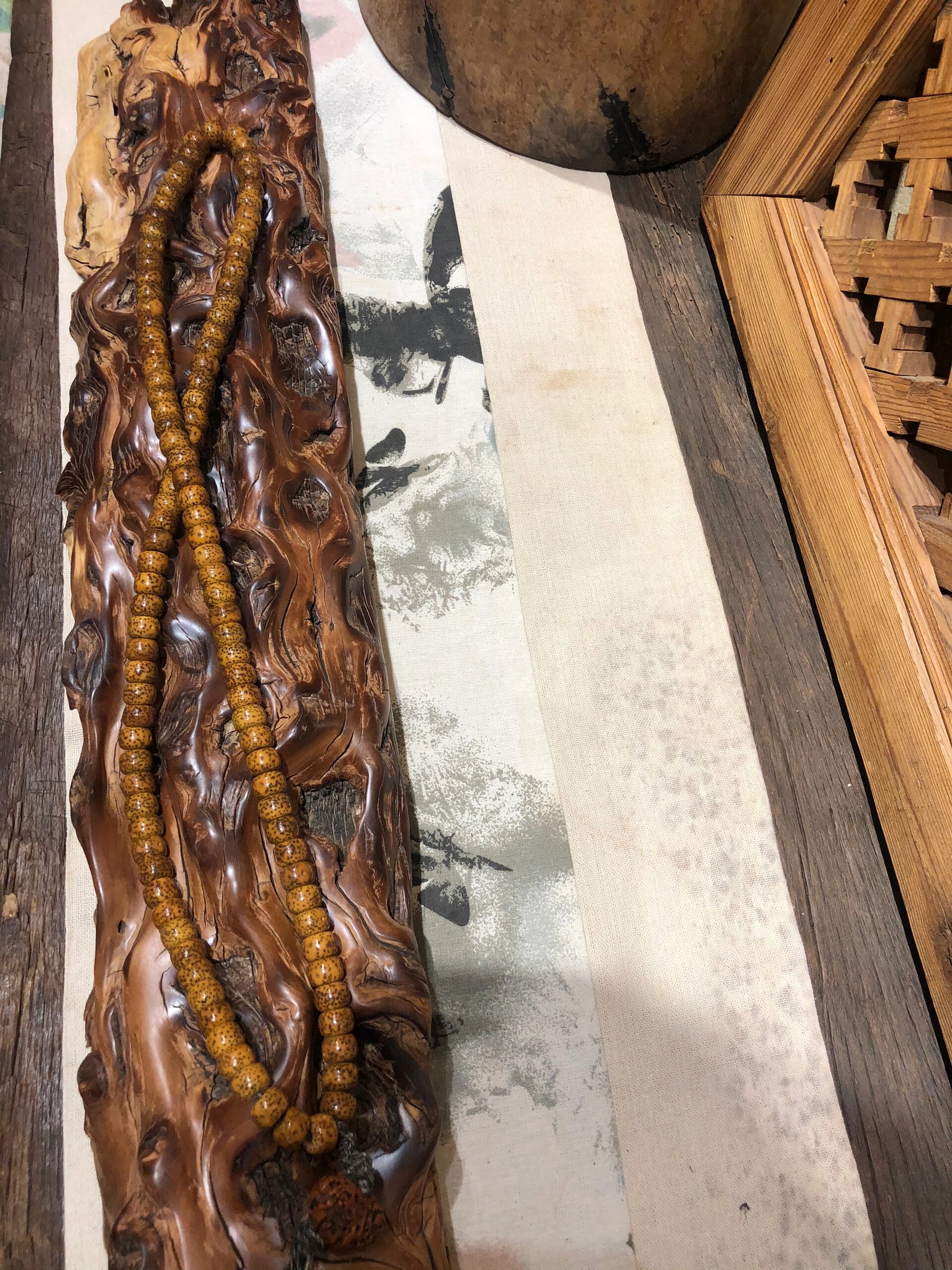 百年风化枣木,木质细密坚硬,200年只能长成1 百年风化枣木,木质细密