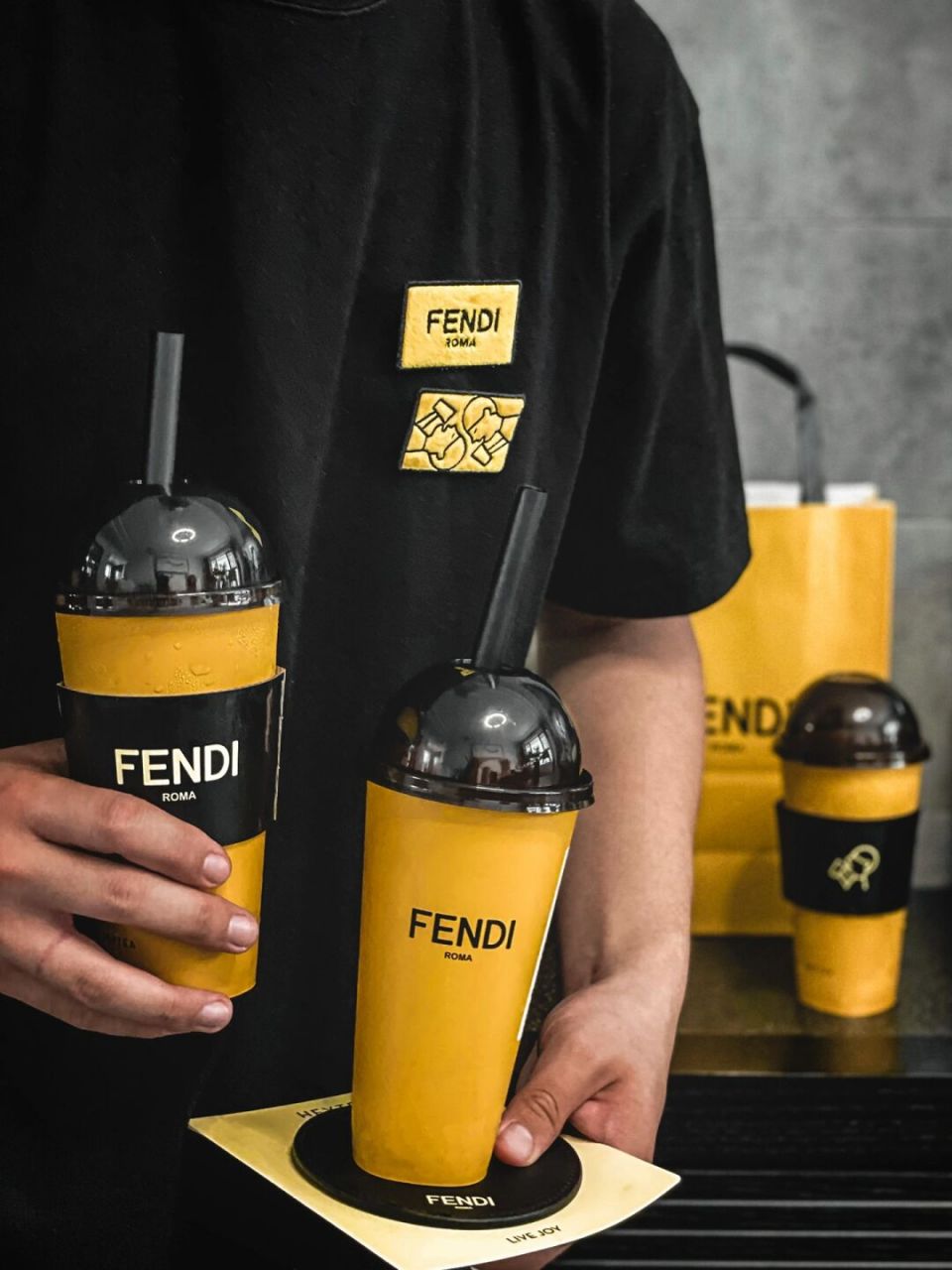 天津也有喜茶fendi的联名辣 早上看到别的城市有了喜茶和fendi联名的