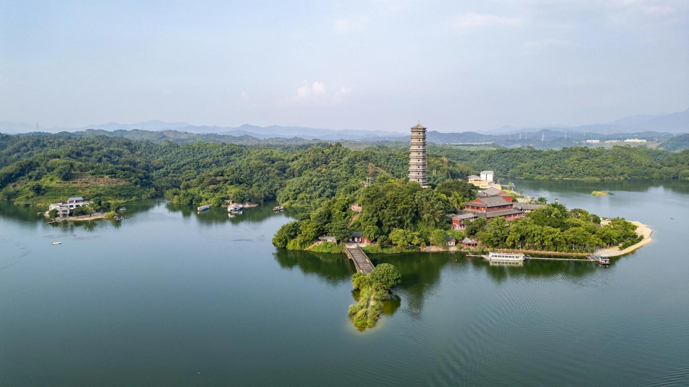 丰盛古寺位于广东省清远市英德市黎溪镇西边佛光山上,寺院后藏五色宝