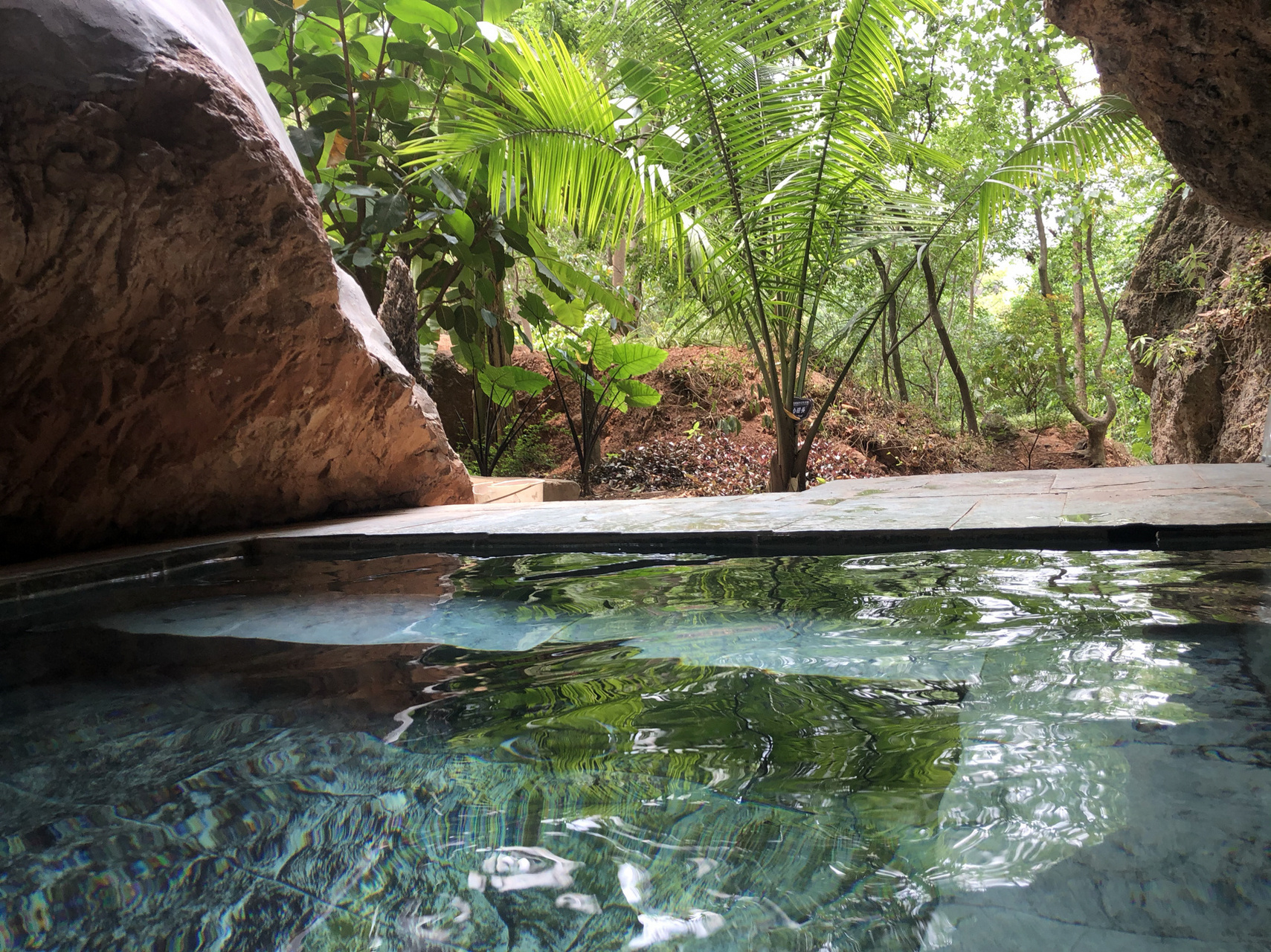 保山施甸·石瓢温泉 保山施甸县的天然森林温泉 泉眼分布在崖壁上