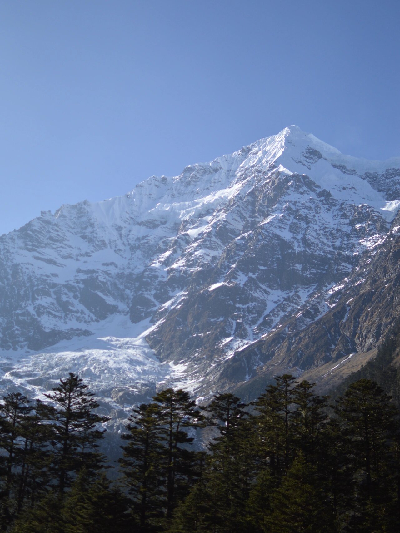9015:梅里雪山作为中国境内唯一禁止攀登的神山,是人类最后的禁地