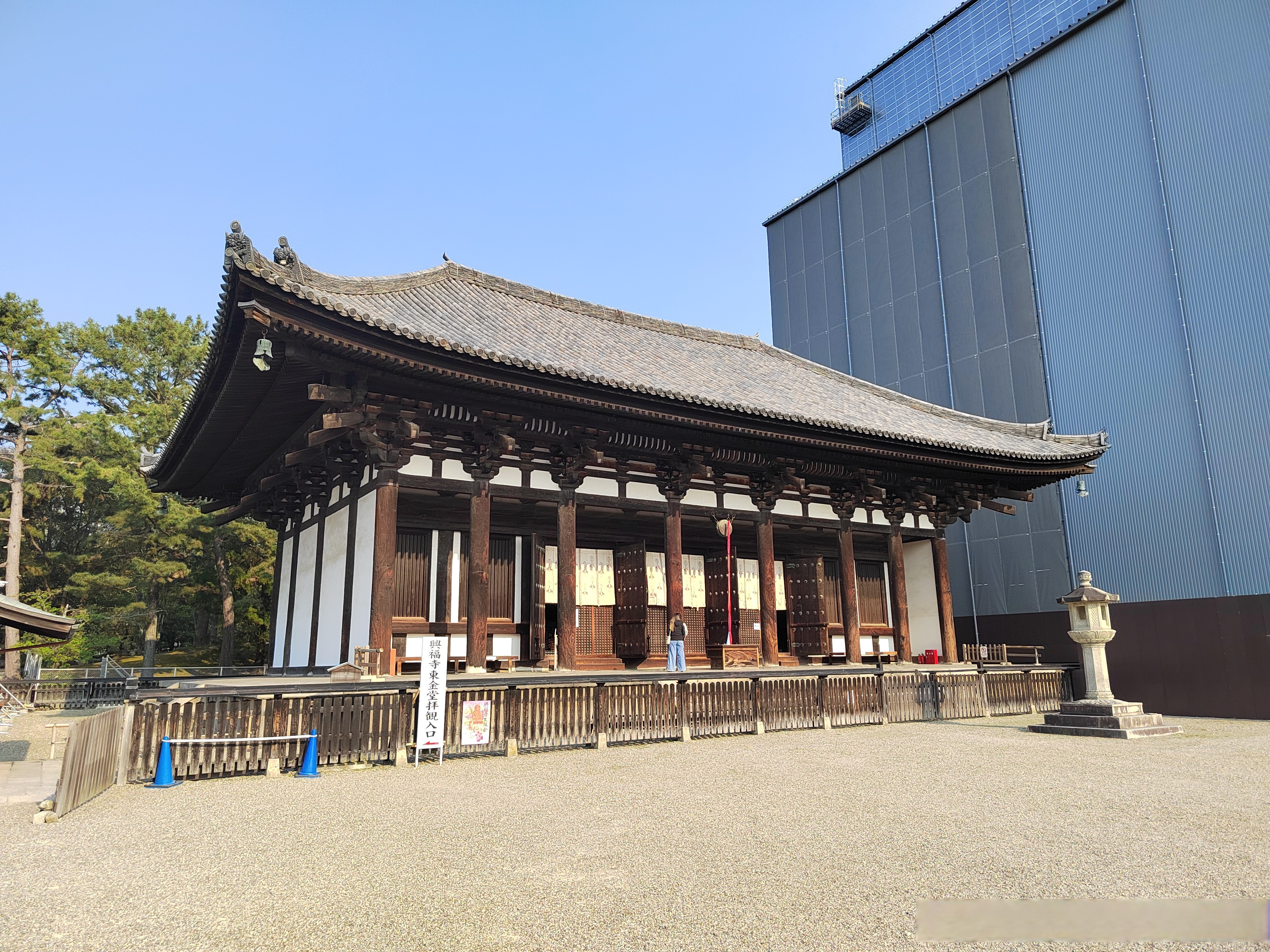 在日本奈良市区内的登大路町,坐落着一座没有围墙的兴福寺,寺内的建筑