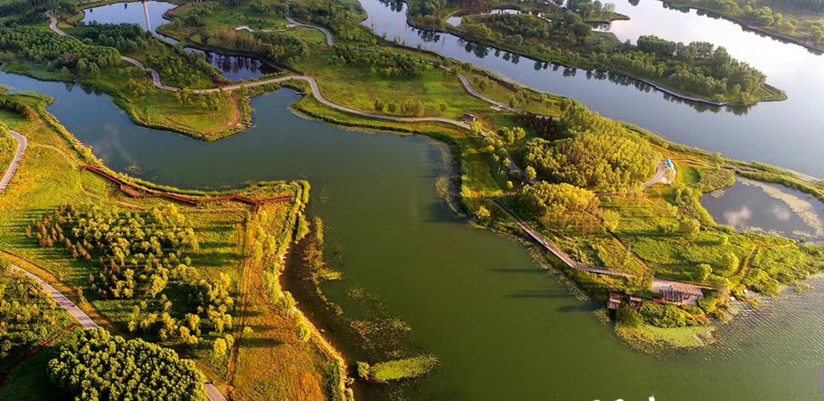 怀来官厅水库国家湿地公园位于张家口市怀来县境内,主要以保护怀来县