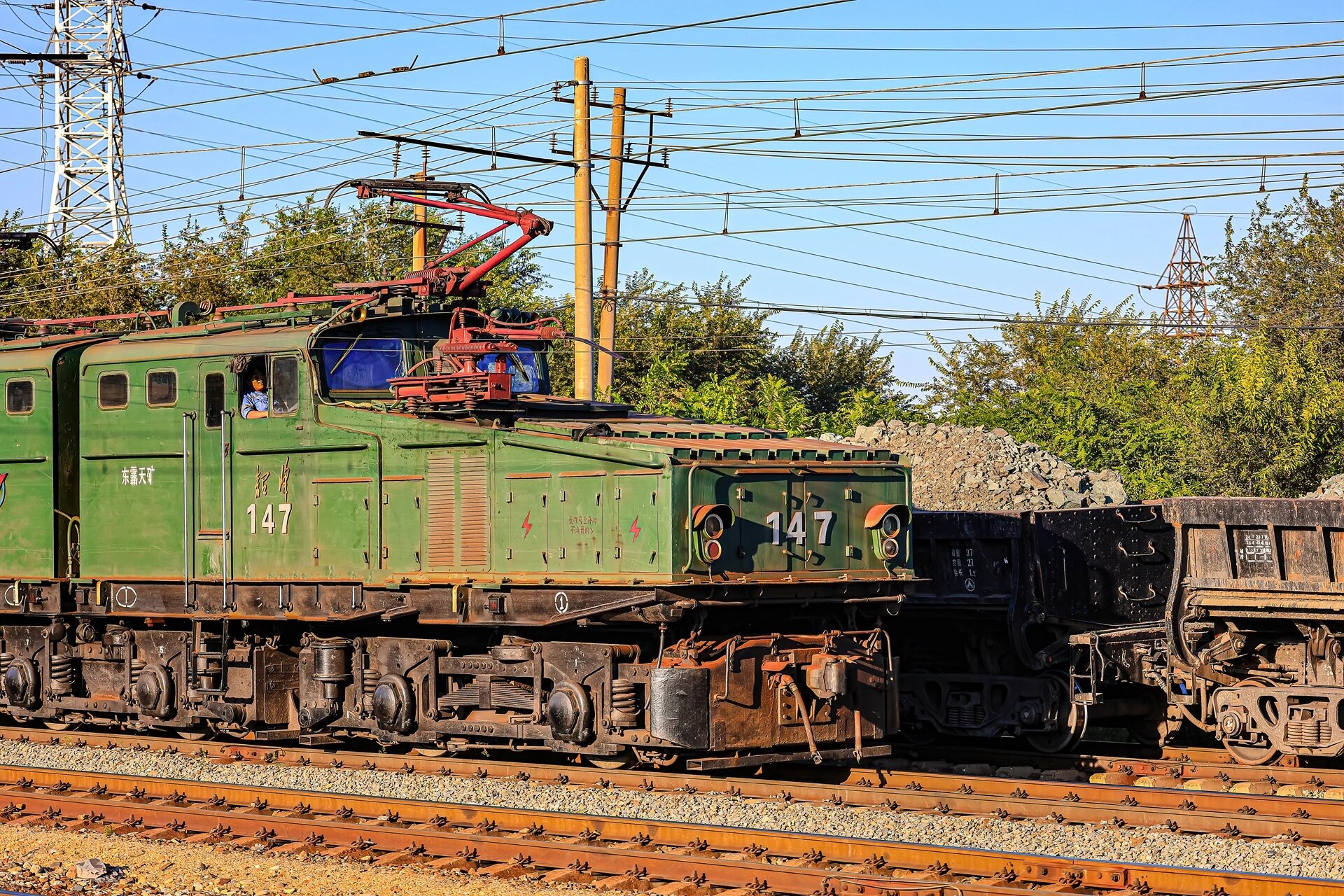 抚顺|韶峰147号直流工业电机车 大鳄鱼火车头,该车型号为zg150-1500-1