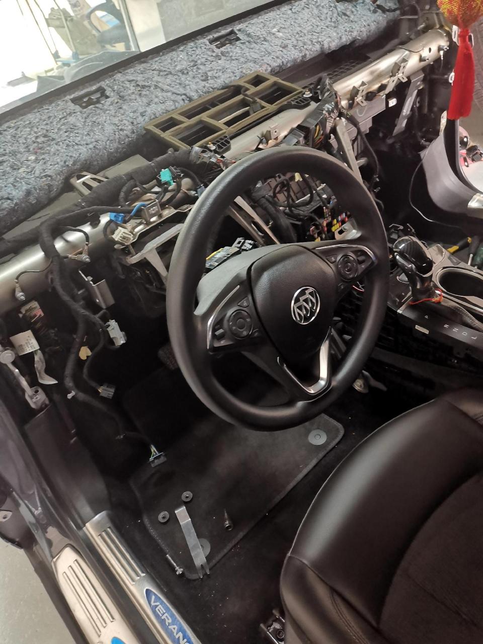 别克威朗更换空调蒸发箱,工作量很大,前面两扇门都要拆.