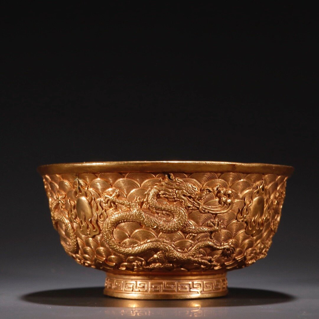 旧藏·铜鎏金双龙戏珠碗 旧藏·铜鎏金双龙戏珠碗 规格:高6.2宽12.
