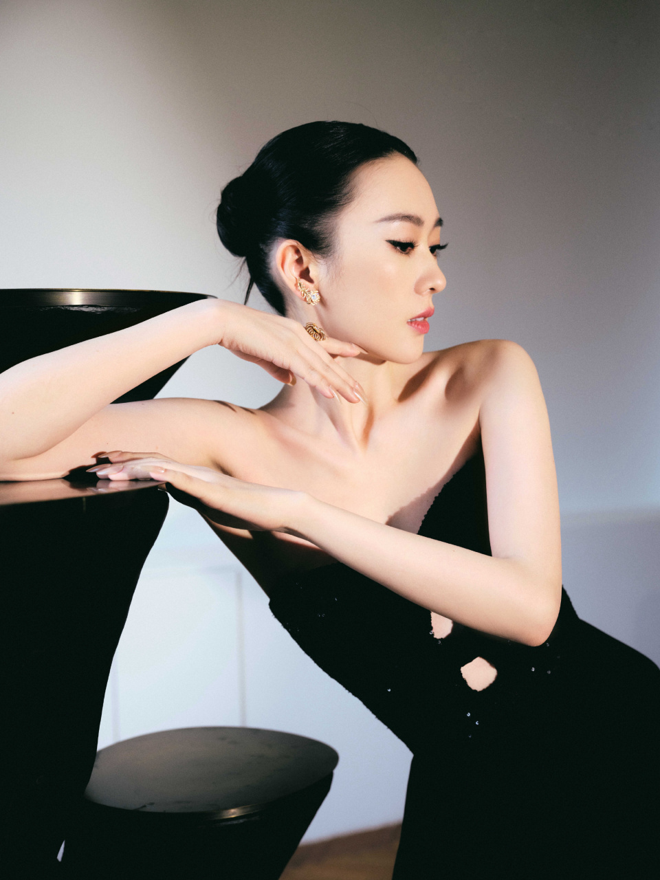 童瑶黑色抹胸裙,复古高贵